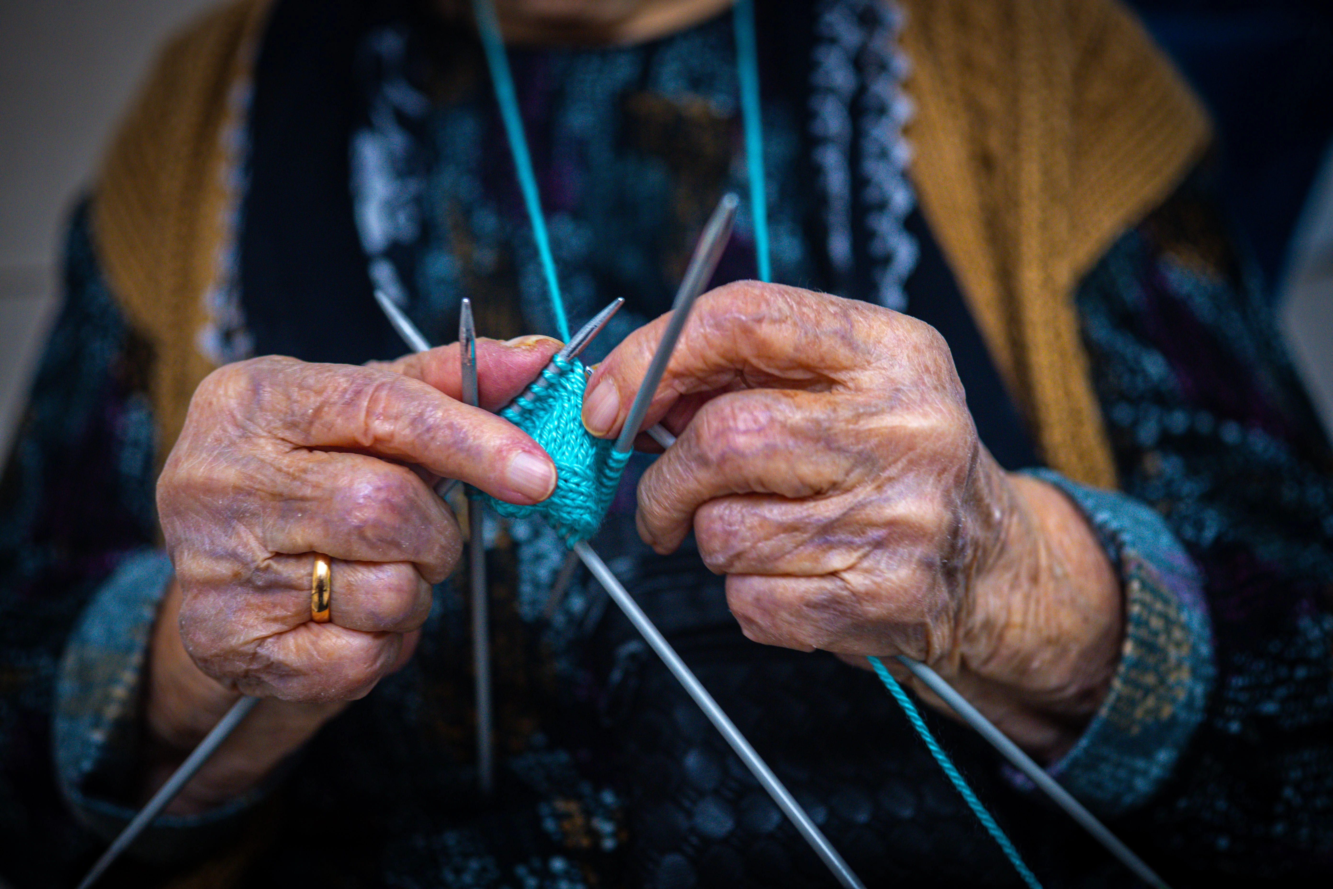 Crocheteira trabalhando em seu pequeno negócio